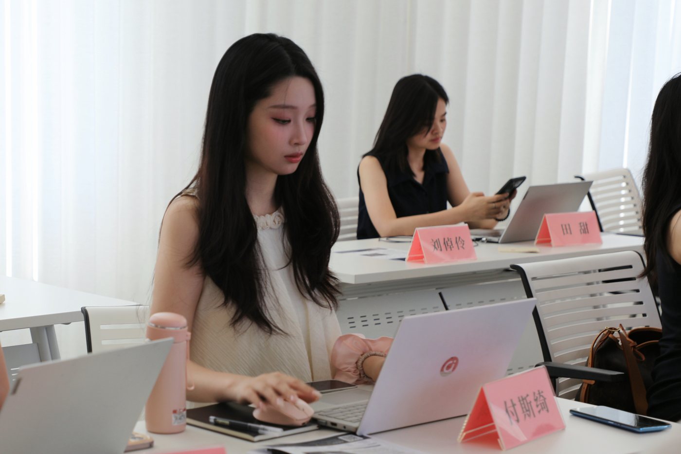 参训律师使用电脑参与训练